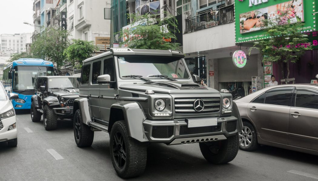 Bất ngờ trước vẻ ngoài đồ sộ của "khủng long" Mercedes-Benz G500 4×4² trên đường phố Sài Gòn