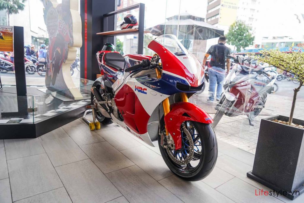 Ngắm siêu mô tô đường phố Honda RC213V-S ảnh 1
