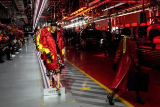 Bộ sưu tập thời trang cao cấp Ferrari đầu tiên trình diễn catwalk trên dây chuyền sản xuất tại Maranello ảnh