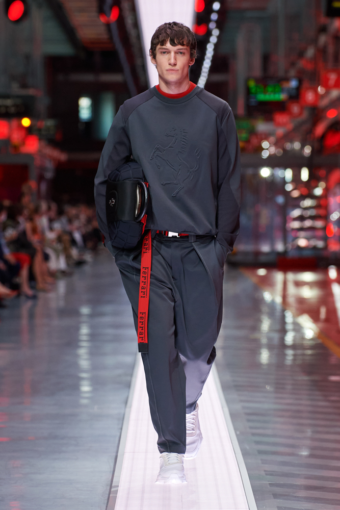 Bộ sưu tập thời trang cao cấp Ferrari đầu tiên trình diễn catwalk trên dây chuyền sản xuất tại Maranello ảnh 12