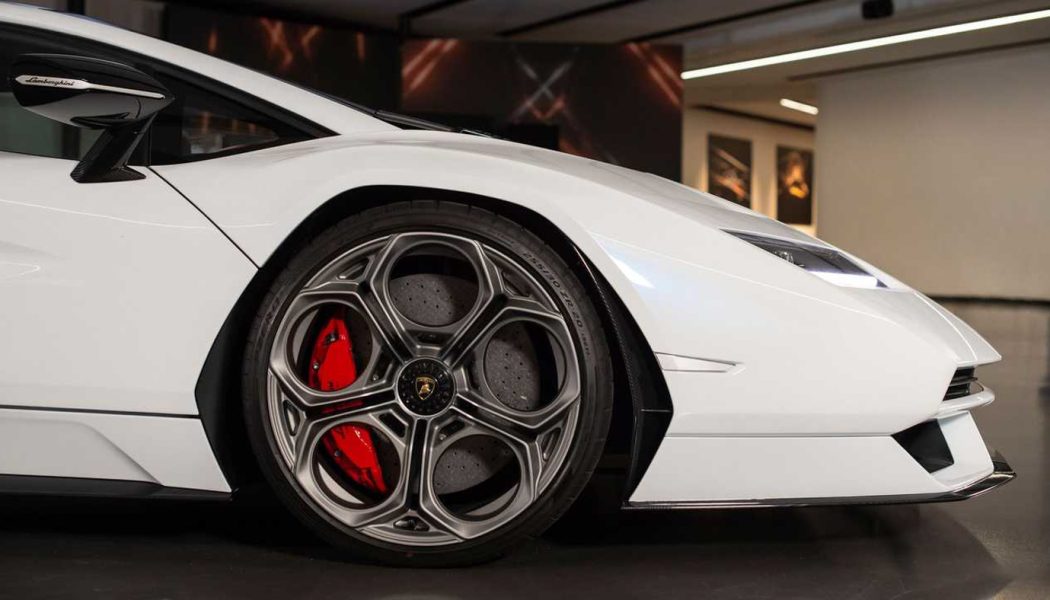 Pirelli kỷ niệm 50 năm quan hệ hợp tác với Lamborghini trong việc chế tạo lốp xe cho huyền thoại Countach
