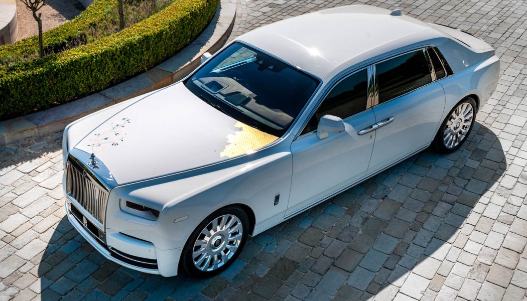Nghệ nhân Allie Knight “trổ tài” vẽ thủ công trang trí cho sedan đẳng cấp hàng đầu Rolls-Royce Phantom VIII