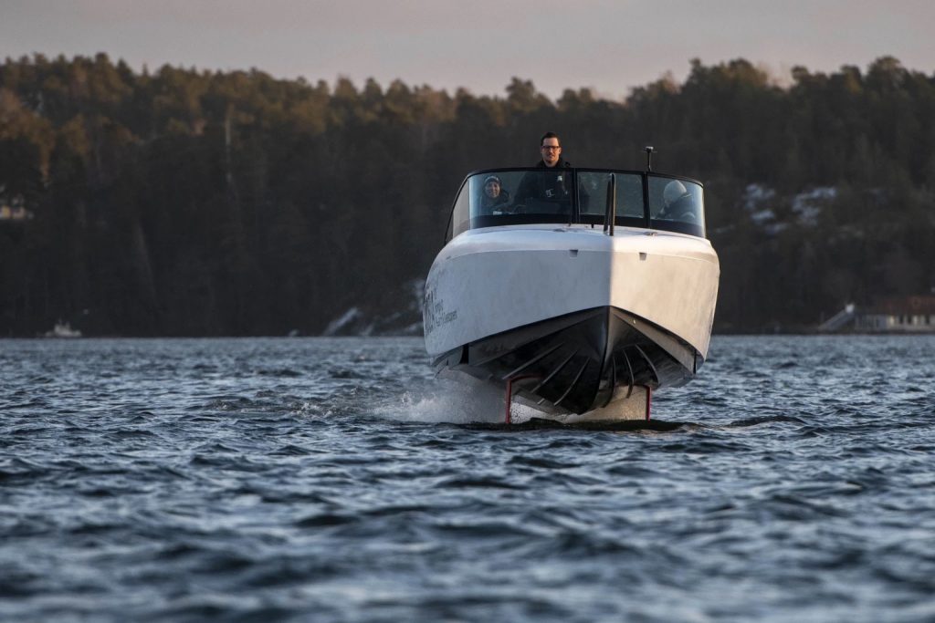 Candela C-8 kỷ niệm chuyến bay đầu tiên của tàu cánh ngầm điện lướt trên mặt nước