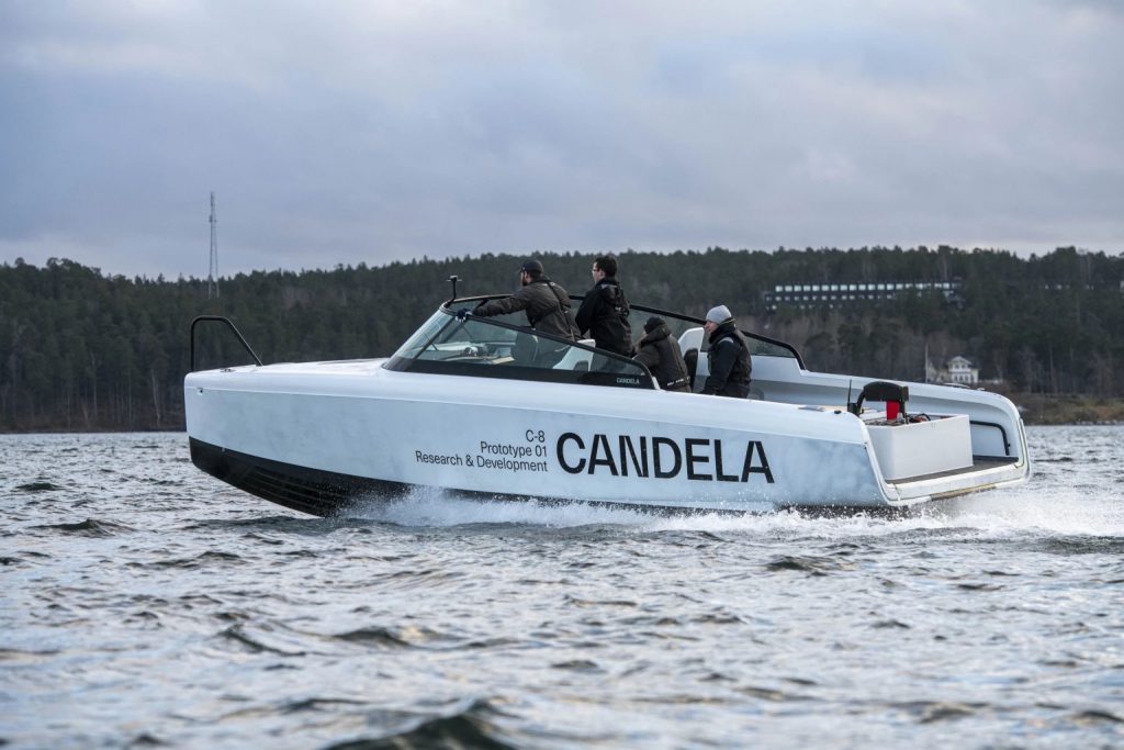 Candela C-8 kỷ niệm chuyến bay đầu tiên của tàu cánh ngầm điện lướt trên mặt nước