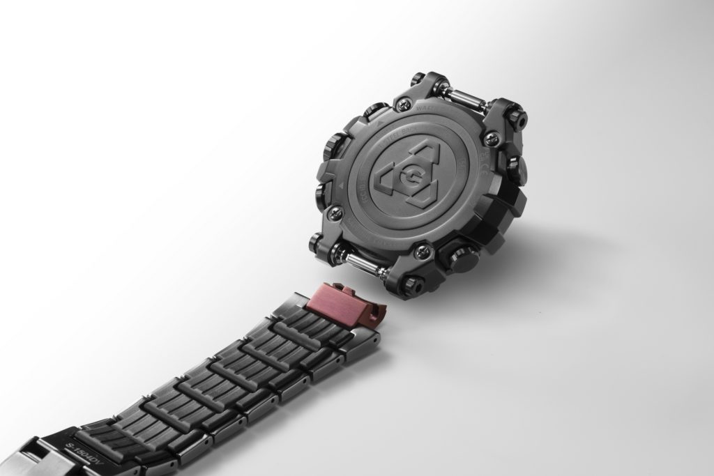 Casio G-SHOCK MTGB3000 2022: Đồng hồ chống sốc công nghệ tiên tiến, cấu hình mỏng có giá 1.050 USD.
